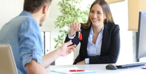 woman handing keys over to client